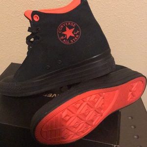 Converse ladies size 8 worn twice Like New!